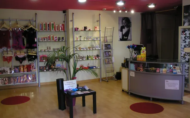 Interior de No es Pecado Segovia, tienda erótica luminosa y abierta
