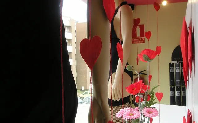 Escaparate de No es Pecado Segovia decorado con corazones